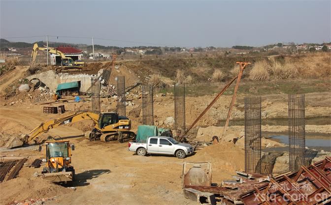架設(shè)農(nóng)村公路橋梁，打造交通民生工程