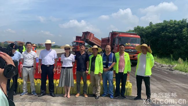 致敬高溫下的堅(jiān)守！縣總工會(huì)到347國(guó)道黃岡市巴河至陶店公路項(xiàng)目開展“夏日送清涼”慰問(wèn)活動(dòng)